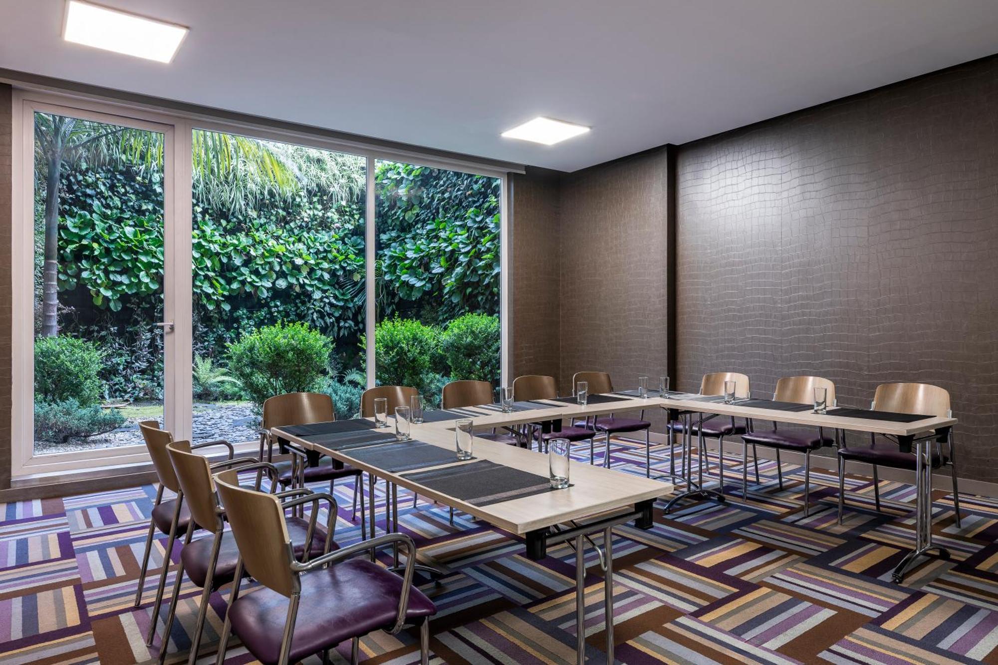 Hotel 100 Luxury Suites By Preferred Богота Экстерьер фото Meeting room